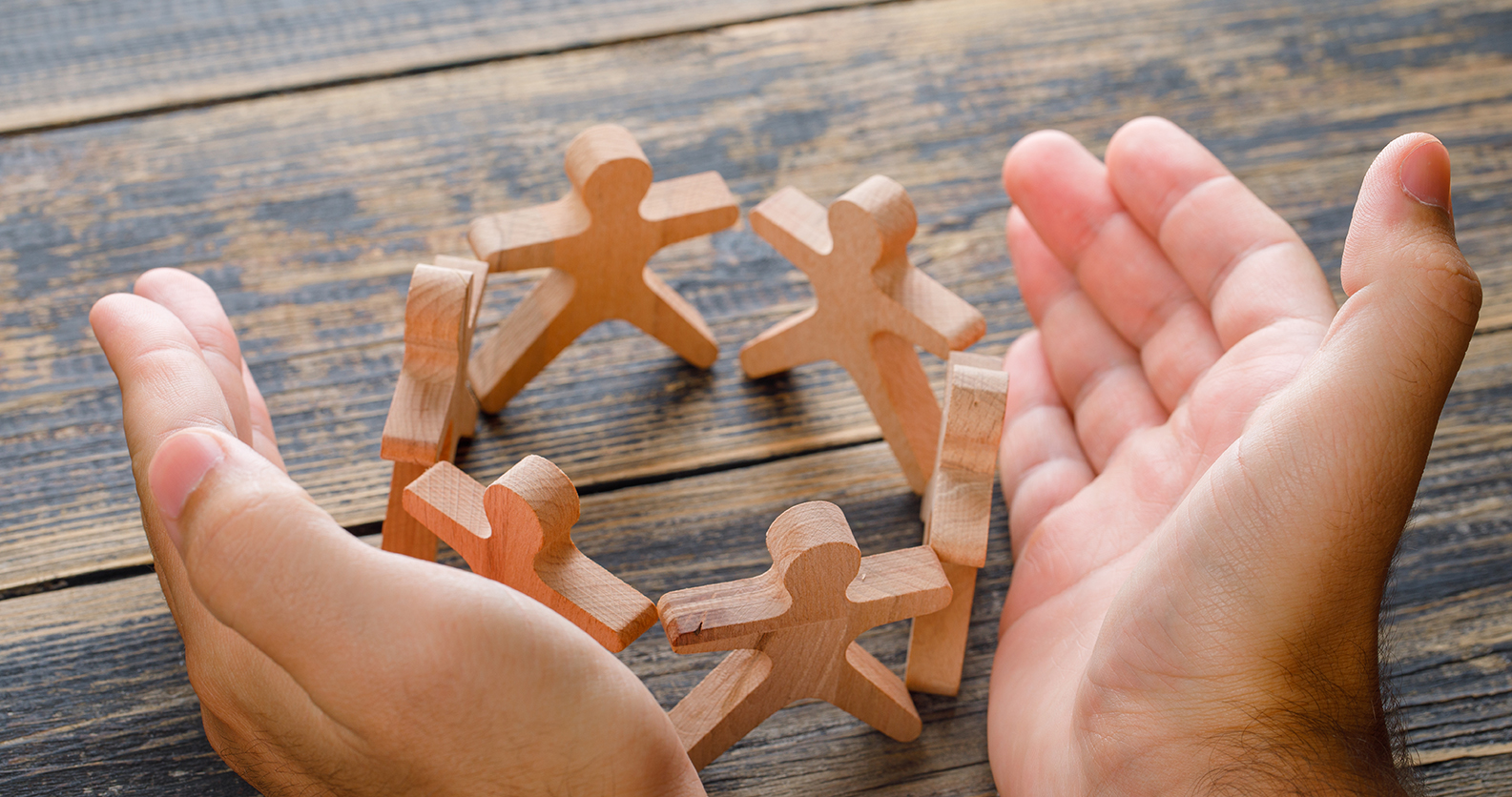 Grupo de personas socializando y unidos