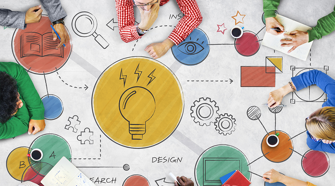 personas aprendiendo y socializando ideas