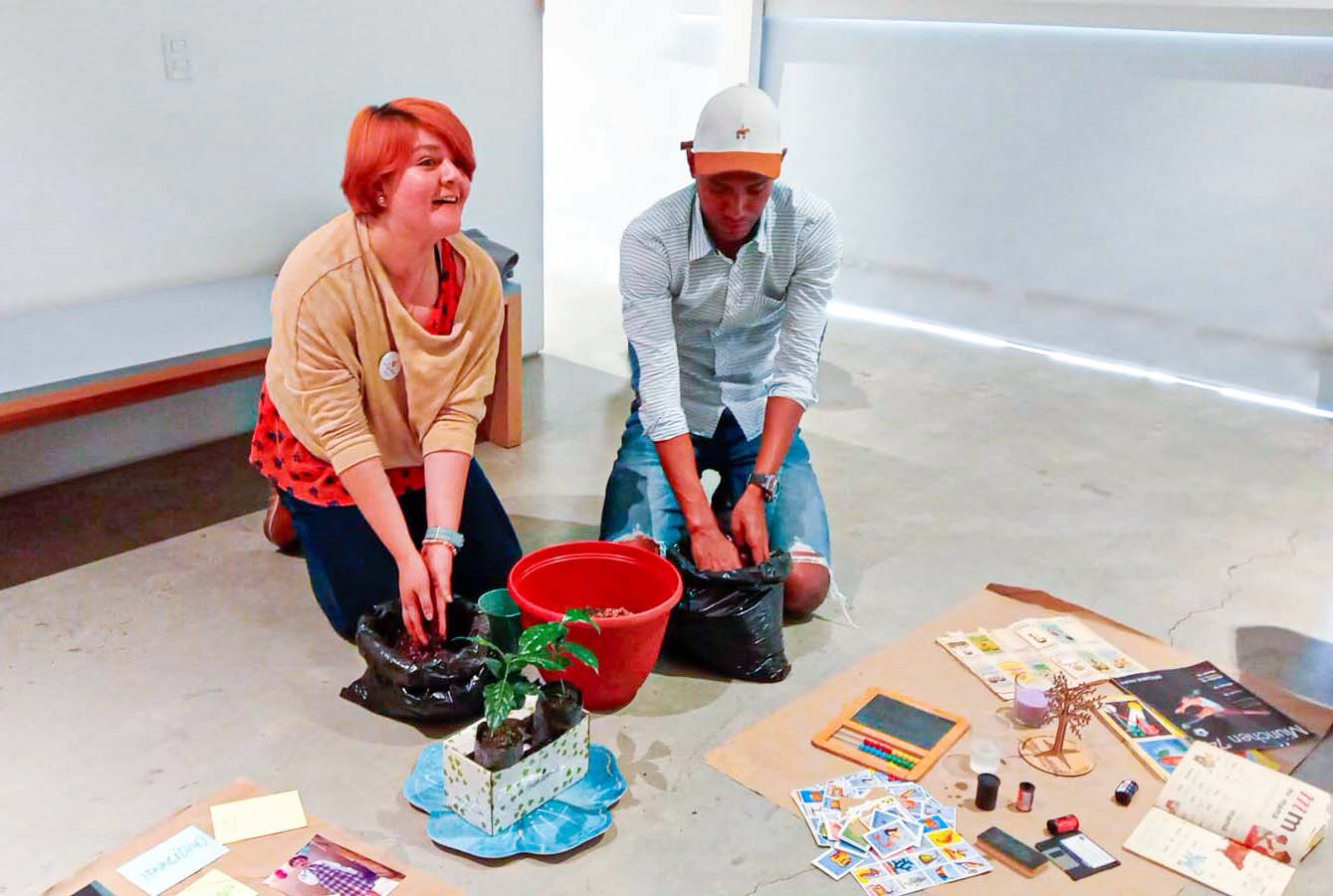 grupo de personas sembrando