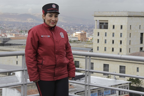 Imagen de una guarda mujer guarda de seguridad o vigilante