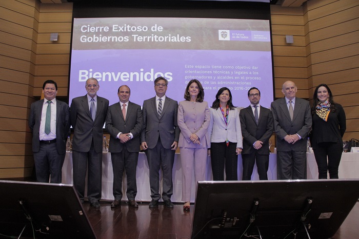 La Vicepresidente, Marta Lucía Ramírez, el director de Función Pública, Fernando Grillo y demás directivos en la instalación del evento de capacitación para alcaldes y gobernadores