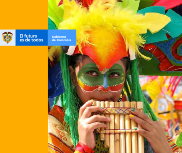 Niño con traje indígena con una flauta en la boca 