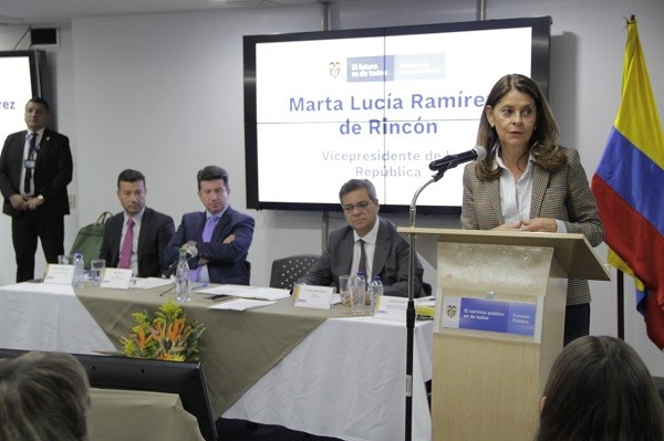 Sentados en la mesa principal se aprecia al Vicecontralor de la República, Ricardo Rodríguez Yee, el director del Departamento Administrativo de la Presidencia de la República, Diego Molano; el director de Función Pública, Fernando Grillo y la vicepresidente de la República, Marta Lucía Ramírez de Rincón