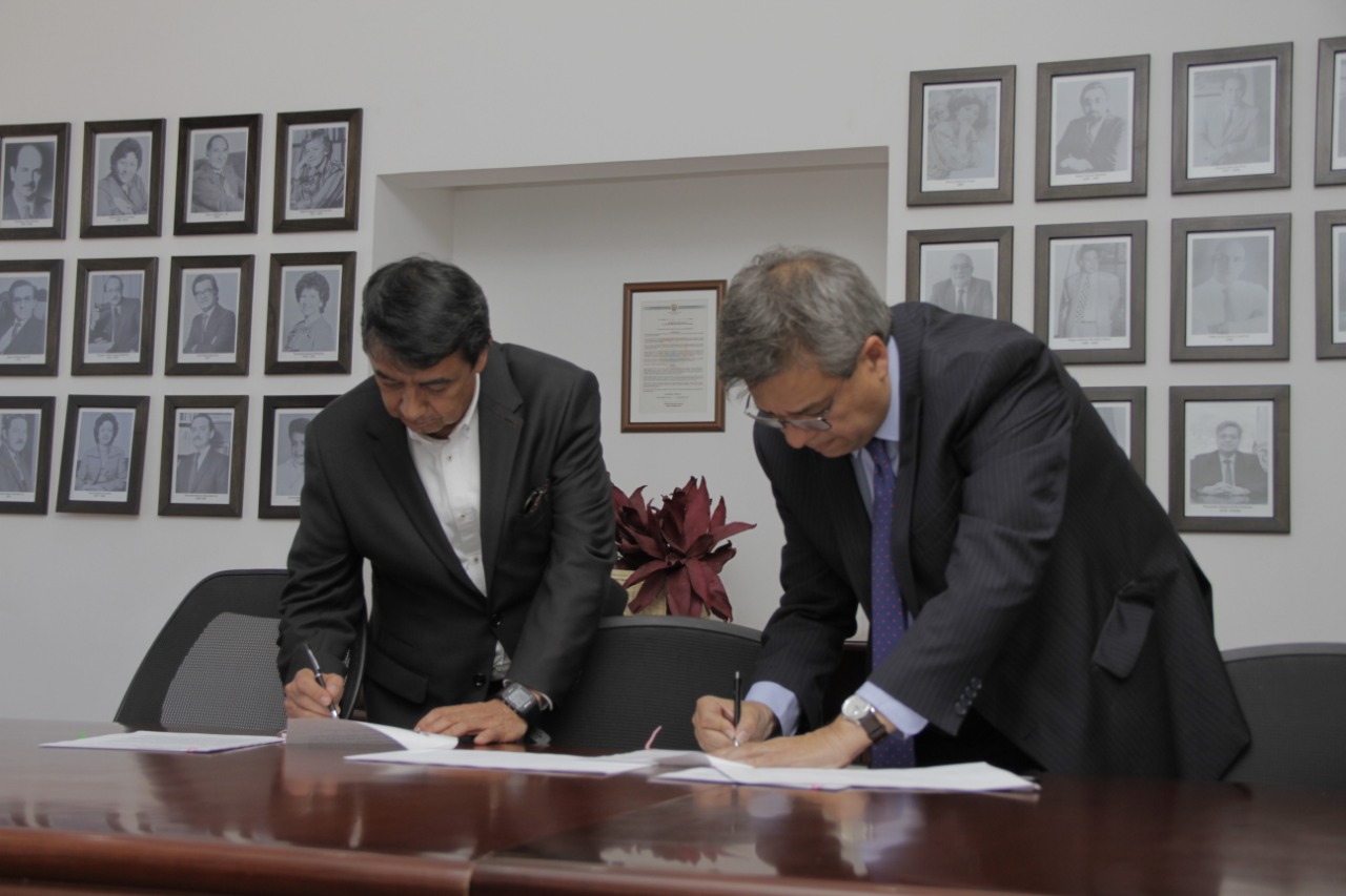 El director de Función Pública, Fernando Grillo, y el alcalde de Pasto, Vicente Chamorro, firmando el convenio. 