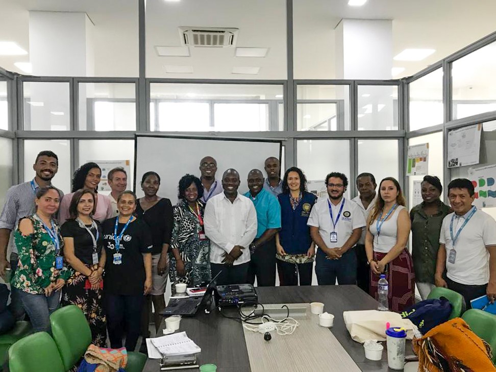 Foto de un grupo de personas de entidades del Chocó