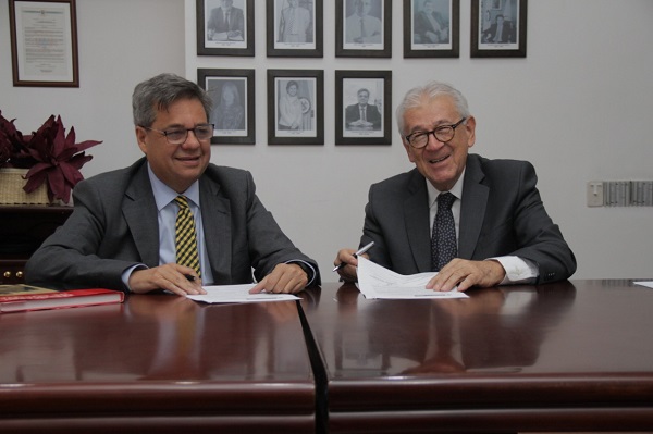 El director de Función Pública, Fernando Grillo, y el alcalde de Cúcuta, Jairo Yáñez, durante la firma del convenio realizado este lunes