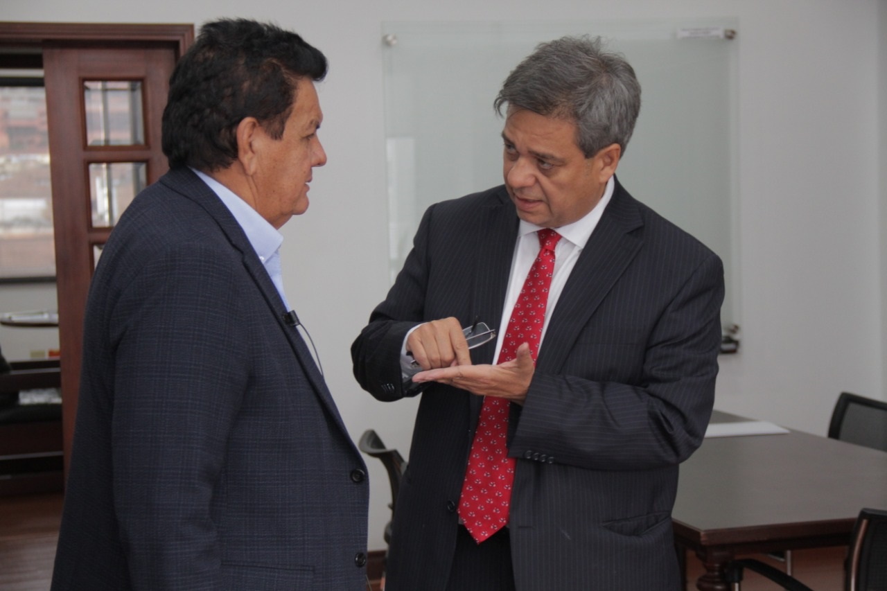 El director de Función Pública, Fernando Grillo, y el gobernador de Caquetá, Arnulfo Gasca, durante la firma del convenio.