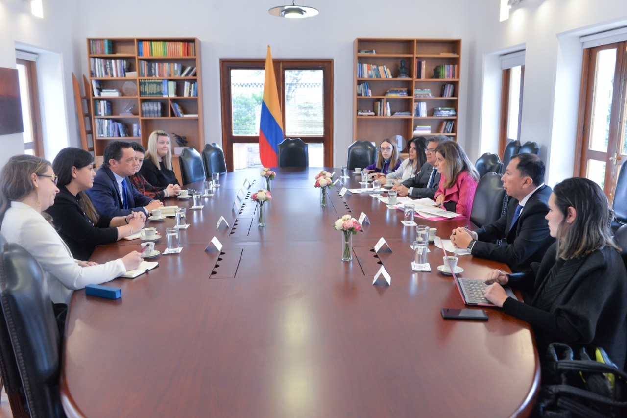 Personas sentadas en torno a  una mesa. Reunión de trabajo entre la delegación del Servicio Civil de Reino Unido con Vicepresidencia de la República y Función Pública.