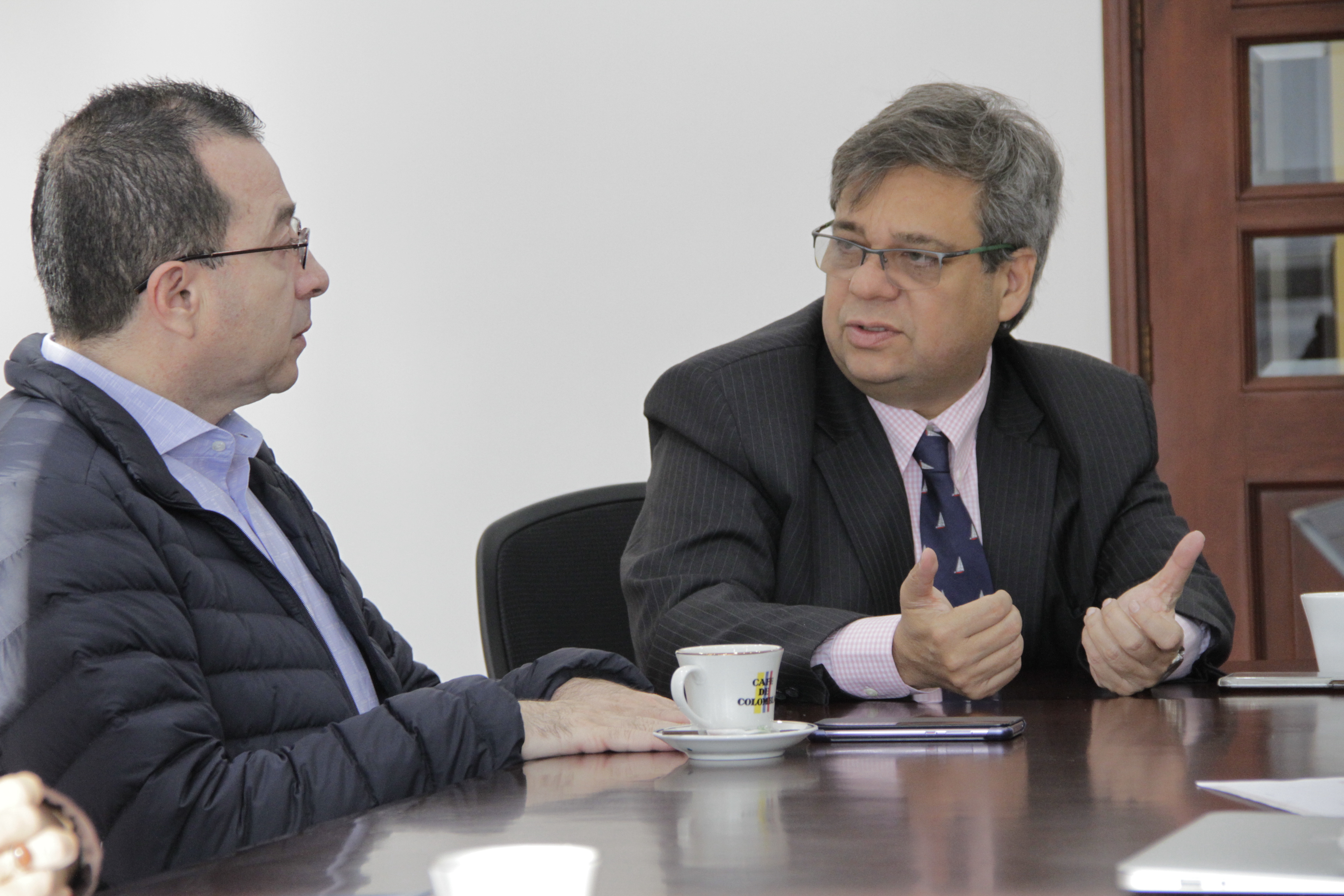 El director de Función Pública, Fernando Grillo, junto al director del Servicio Nacional de Aprendizaje Sena Carlos Mario Estrada. 