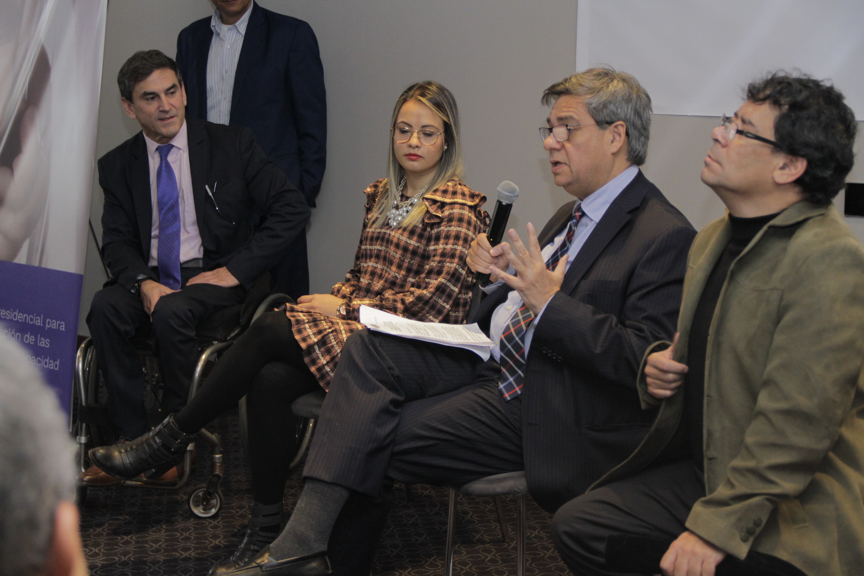 El director de Función Pública, Fernando Grillo, y el Consejero Presidencial para la Participación de las Personas con Discapacidad, Jairo Clopatofsky, durante una reunión en la que se debaten políticas de empleo para la población.  