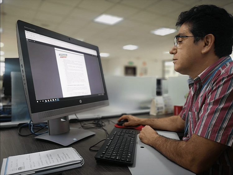 Hombre trabajando en un computador