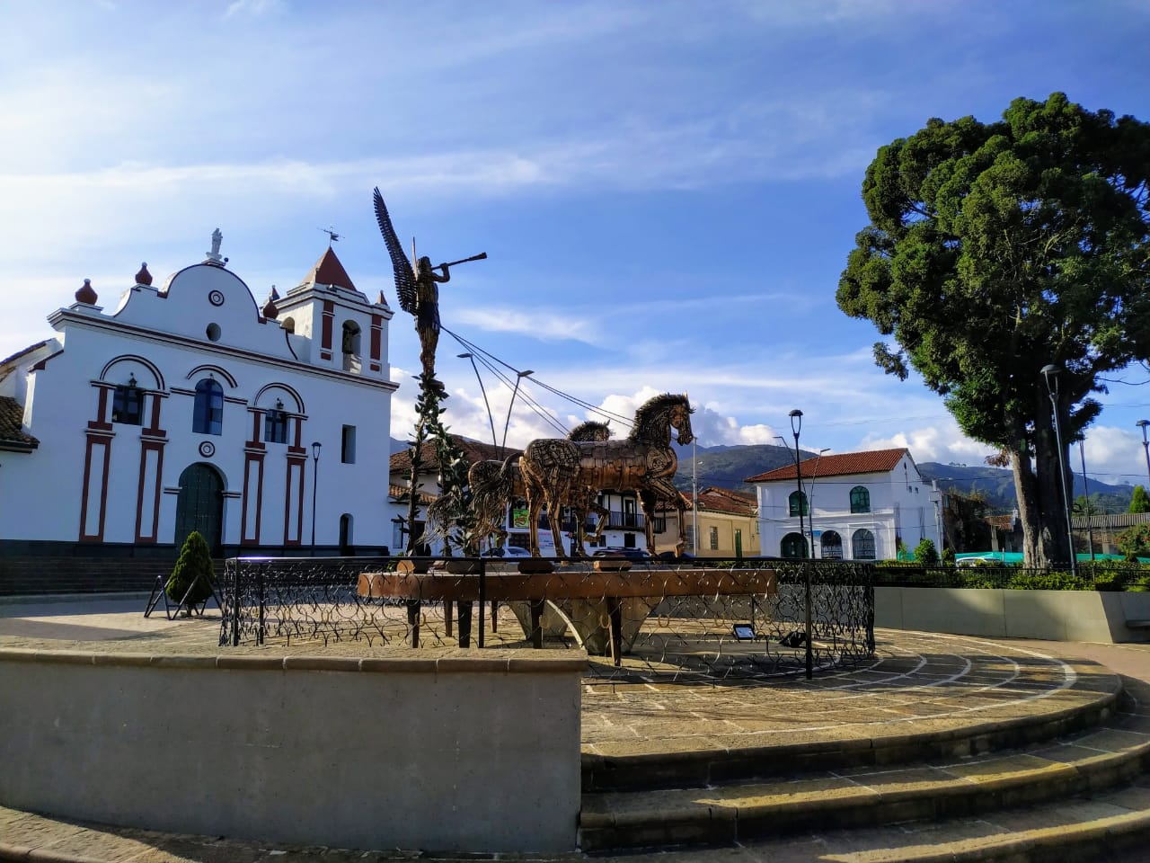 Imagen general de una iglesia en una población colombiana