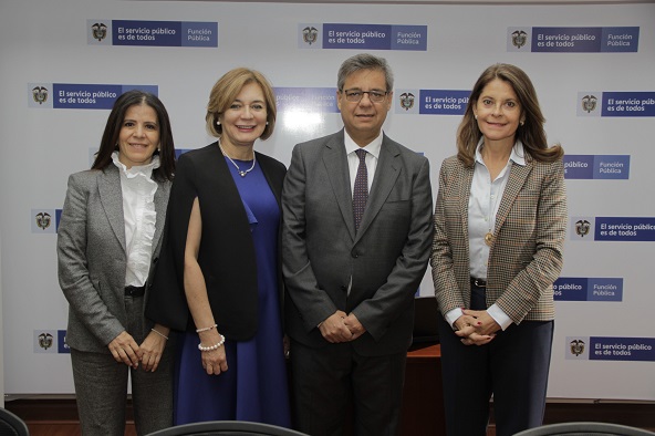 Director de Función Pública, Fernando Grillo, la vicepresidente de la República, Marta Lucía Ramírez, y la secretaria de Transparencia, Beatriz Londoño