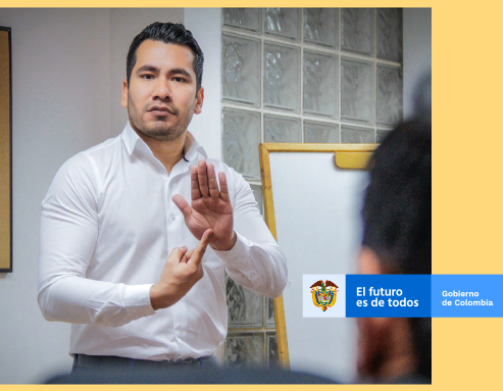 Foto de un hombre  hablando a través de lengua de señas