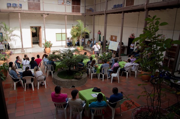 Imagen panorámica de reunión en un patio de casa antigua