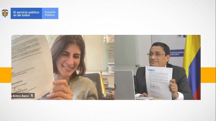 La Consejera presidencial para la Gestión y Cumplimiento, Alejandra Botero Barco y el director de Función Pública, Nerio José Alvis Barranco, mostrando a la cámara el documento firmado
