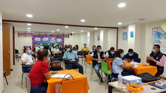 Hombres y mujeres sentadas en un auditorio