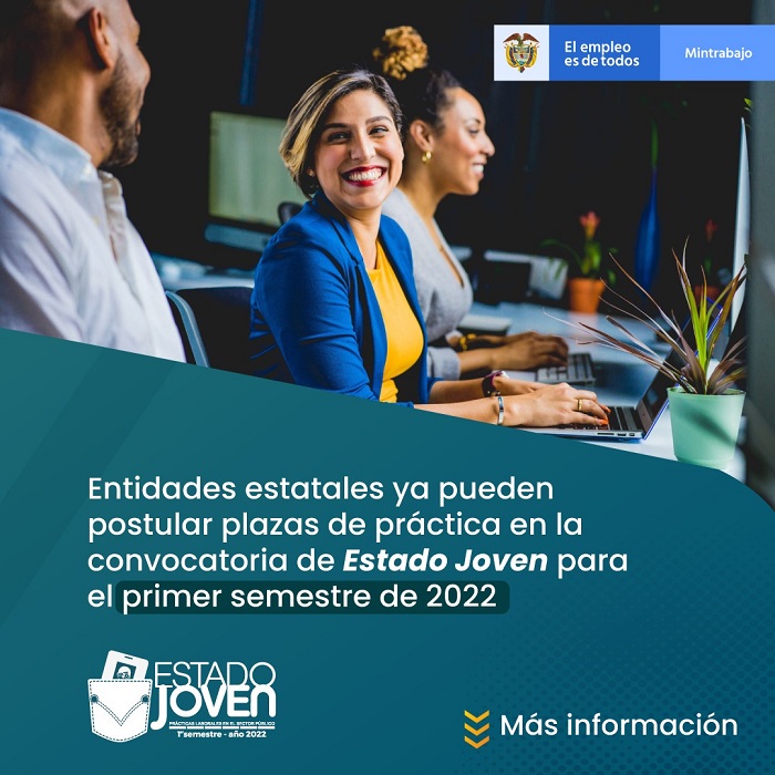 Dos mujeres y un hombre sonrientes