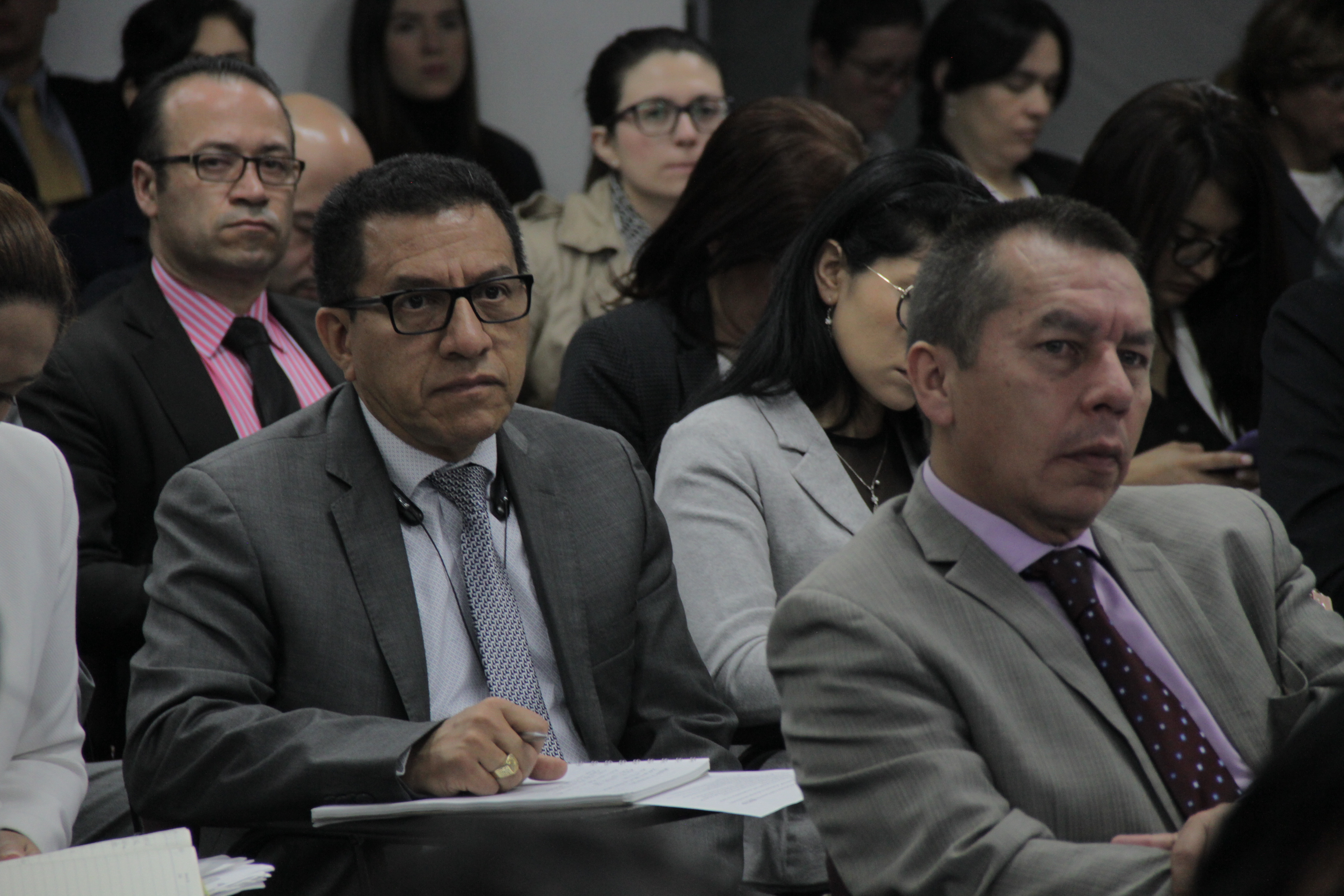 Imagen de personas en auditorio prestando atención 