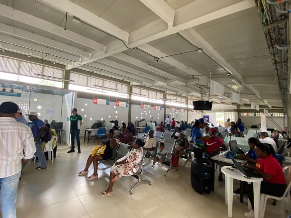 Servidores ayudando a la ciudadanía en Tumaco, Nariño