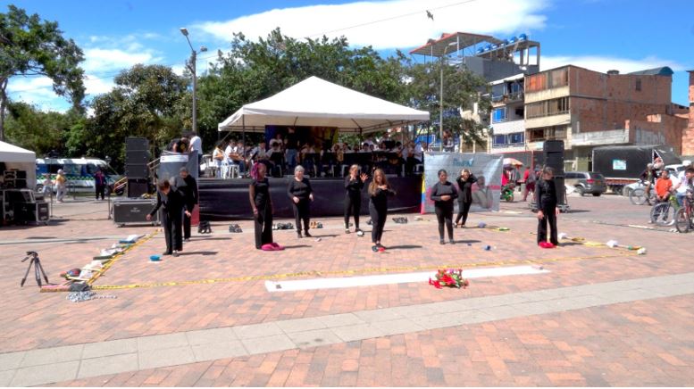 Grupo de mujeres haciendo una actividad al aire libre 