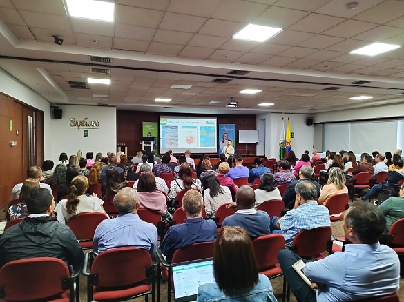 Evento liderado por la Gobernación de Antioquia y Función Pública, varias personas de espaldas escuchando atentamente al expositor, dentro del Décimo Evento Académico del Sistema Integrado de Gestión