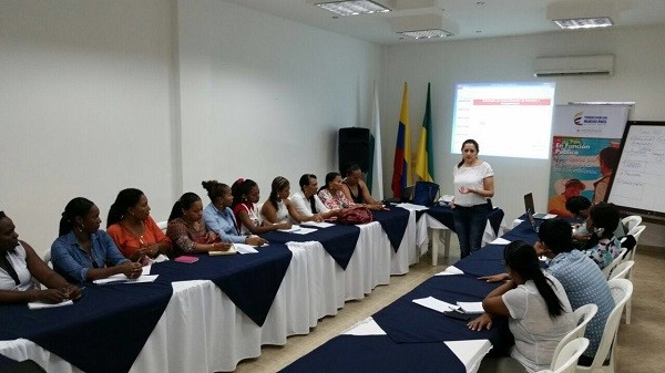 Mujer habla ante público 