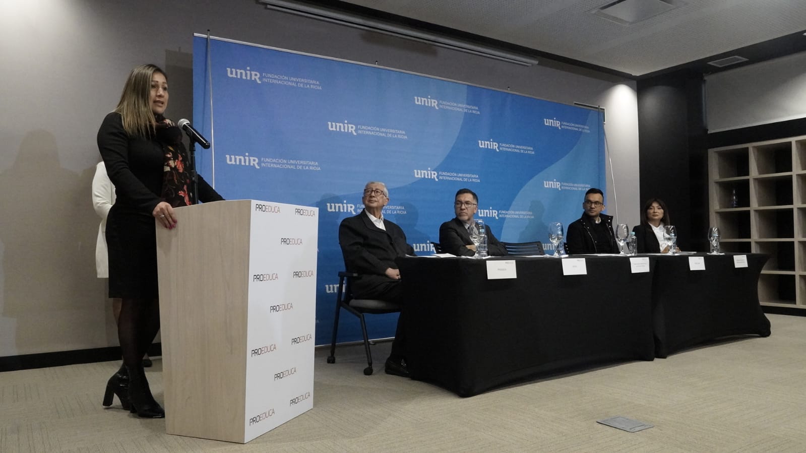 Viviana Peña en representación de Función Pública durante la entrega de las becas en alianza con UNIR