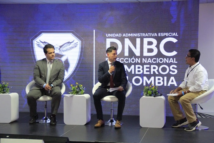 El subdirector de Función Pública, Daniel Araujo, en compañía de dos hombres más en la tarima del encuentro denominado Gestión y Acción 2022 