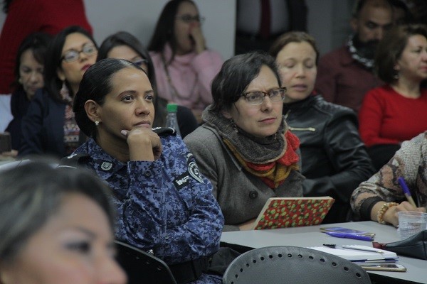 Mujeres prestando atención en una charla