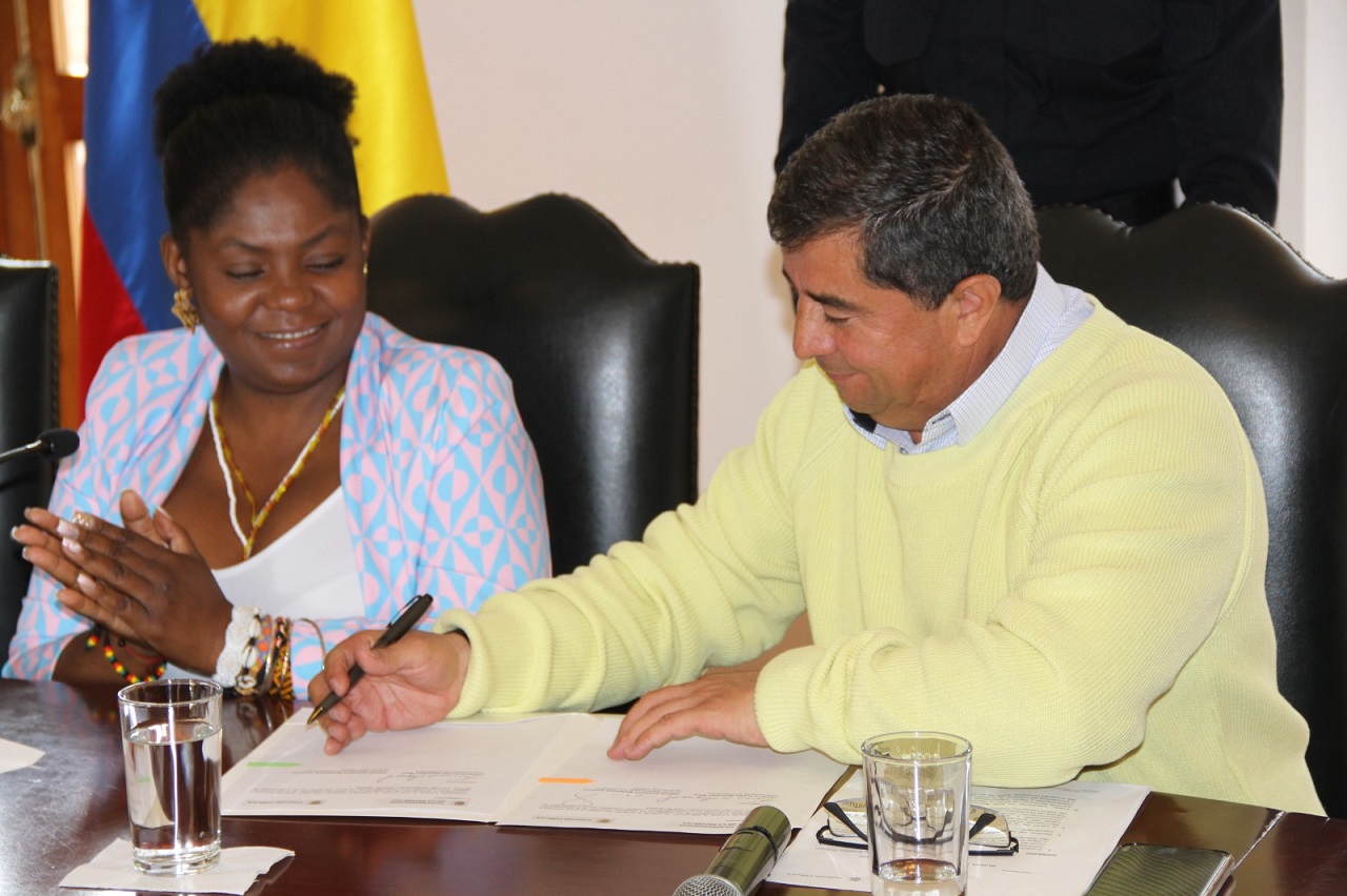 La vicepresidenta Francia Márquez y el director de Función Pública, César Manrique, firman la circular conjunta