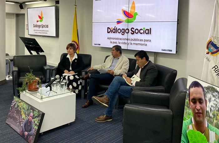 La directora de la Unidad de Implementación del Acuerdo de Paz, Gloria Cuartas; el director de Función Pública César Augusto Manrique y Mauricio Rodríguez Amaya, director de la Unidad Administrativa Especial de Organizaciones Solidarias (UAEOS).