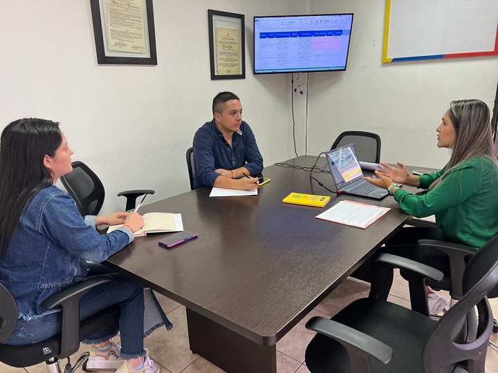 Contratistas del Estado en una reunión