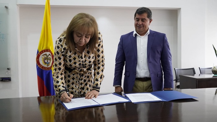 El director de Función Pública, César Manrique, y la Auditora General de la República, Alma Carmenza Erazo, firman convenio interadministrativo.