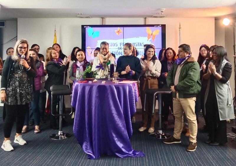 Servidoras de Función Pública en la creación de la Mesa Consultiva de Mujer y Género en compañía del director, César Manrique