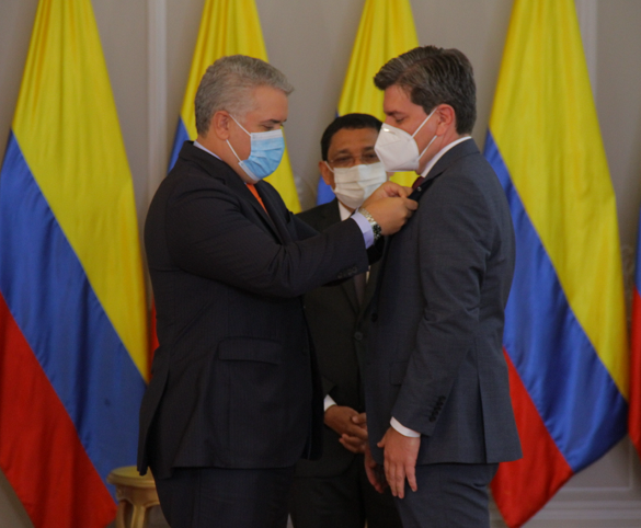 Presidente de la República, Iván Duque y director de Función Pública, Nerio Alvis, con uno de los galardonados en el Día del Servidor Público 