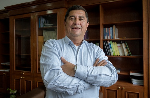 Director de Función Pública, César Augusto Manrique Soacha, sonriendo a la cámara