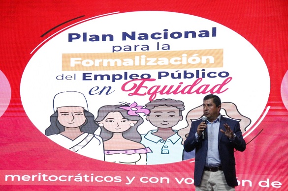 El director de Función Pública, César Augusto Manrique, presenta el Plan Nacional para la Formalización Laboral en Equidad