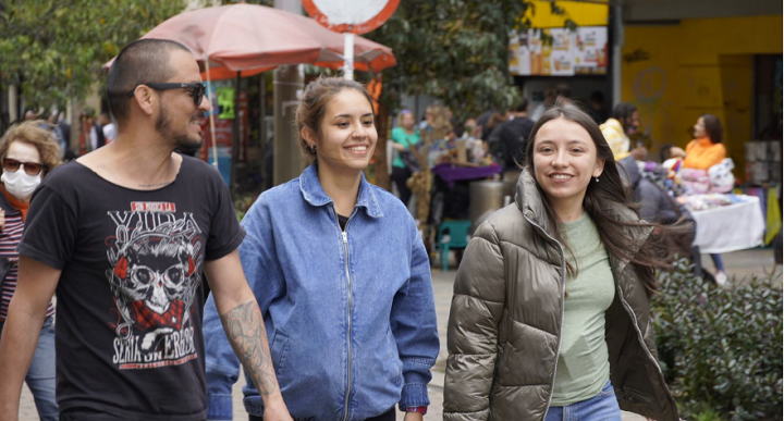 Jóvenes realizando sus prácticas en el sector público