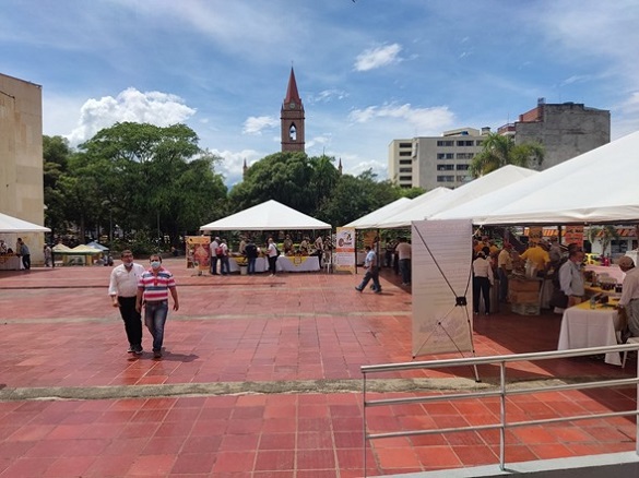 Aspecto general de feria en una plaza de pueblo