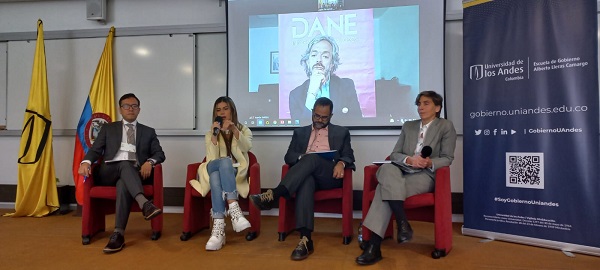 Panel de expositores (2 hombres, 2 mujeres) en el primer encuentro nacional Estado abierto, Estado diverso