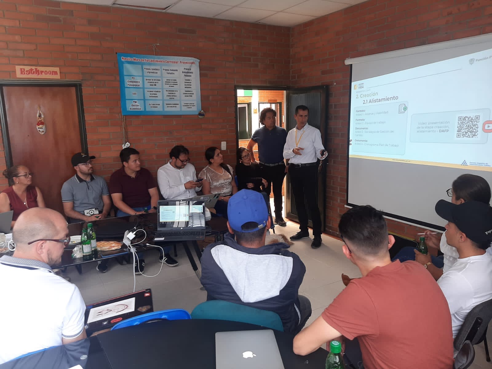 Personas en una reunión 