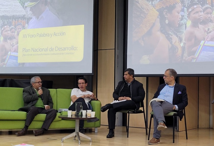 Panelistas del XV Foro Palabra y Acción, entre ellos el director de Función Pública, César Augusto Manrique