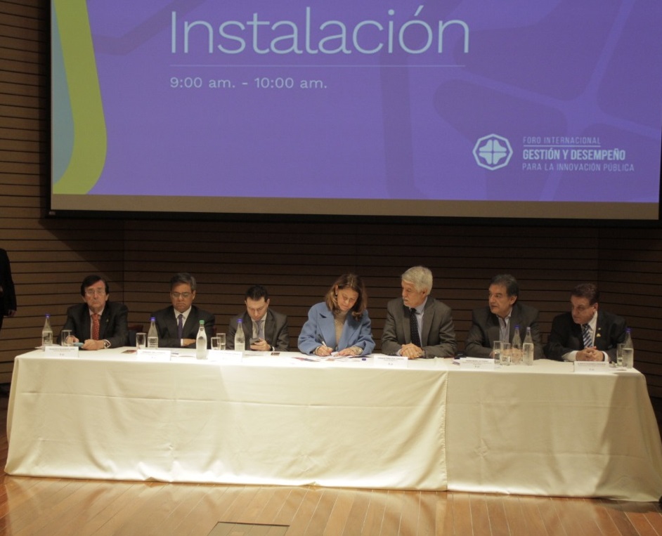 Mesa principal de la instalación del Foro Internacional de Gestión y Desempeño para la Innovación Pública