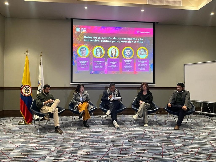 Dos mujeres y tres hombres sentados como expositores en el auditorio donde se llevó a cabo el encuentro Retos de la gestión del conocimiento y la innovación para potenciar la vida