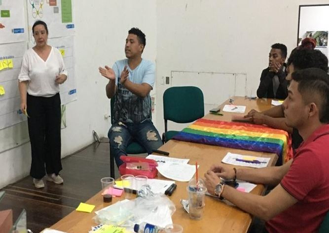 Aspecto de una reunión en donde participan personas de la comunidad LGBTIQ+