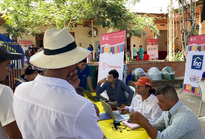 Un grupo de habitantes del sur del Tolima siendo atendidos en el marco del Festival Juntémonos en Ataco