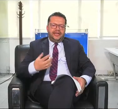 Imagen de una mujer con su mano en la barbilla, prestando atención