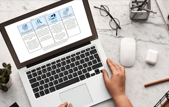 Imagen de una manos sobre el teclado de un computador portátil