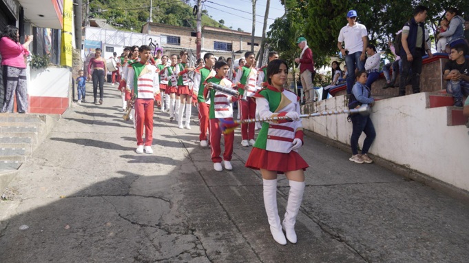 Banda de guerra desfilando por las calles de Hacarí, Norte de Santander